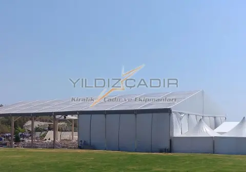 Çim alanda büyük kapalı çelik konstrüksiyon çadır