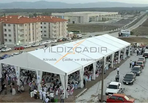 Kalabalık davette uzun çadır, üstten görünüm