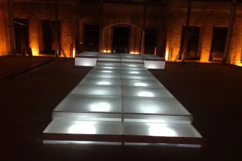 Gece ışıklı cam podyum