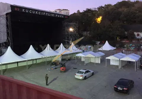Konser alanında sahne önü kubbeli çadırlar
