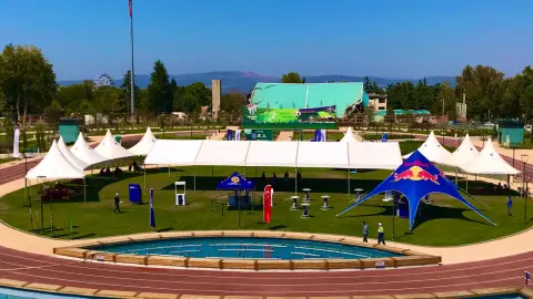 Festival alanında kubbeli çadırlar ve yıldız çadır