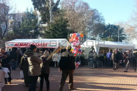 Kalabalık şenlik alanında stant çadırları