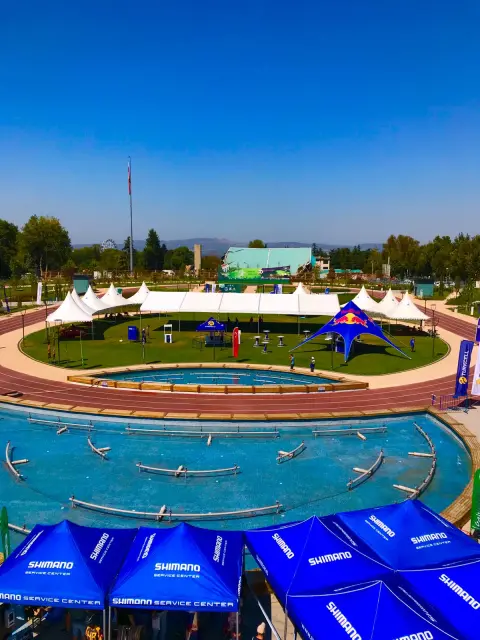 Havuzlu festival alanında çadırlar, üstten görünüm