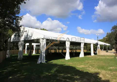 Çim alanda açık kenarlı, perdeli hi-tech çadır