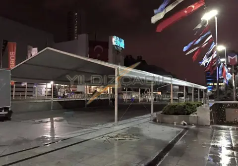 Gece kurulmuş açık kenarlı hi-tech çadır