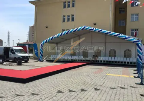 Balon süslemeli açılış töreni çadırı ve kırmızı halı