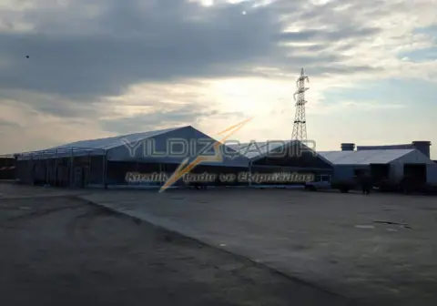 Geniş açık alanda büyük hi-tech çadır kurulumu