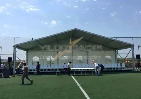 Halı sahada pencereli hi-tech çadır ve protokol oturma düzeni