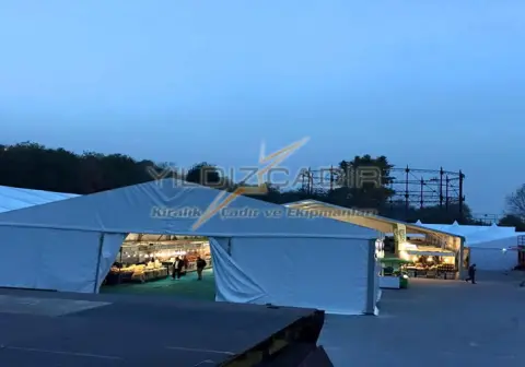 Akşam ışıklandırılmış hi-tech etkinlik çadırı
