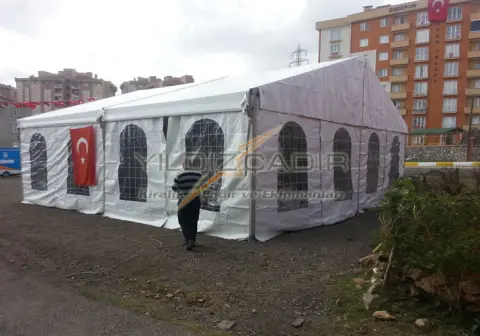 Yan brandaları kapalı hi-tech çadır ve Türk bayrağı