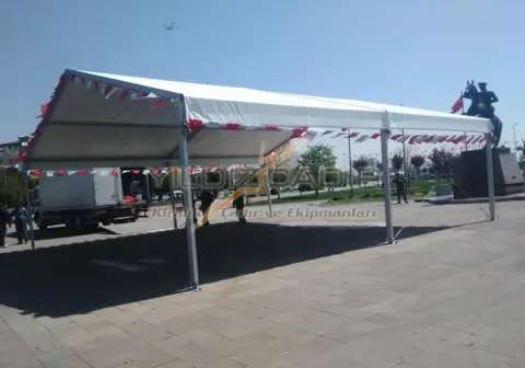 Meydanda açık kenarlı hi-tech gölgelik çadır
