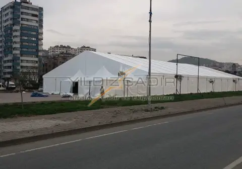 Cadde kenarında kurulmuş uzun hi-tech çadır