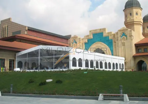 Bina girişi önünde pencereli hi-tech çadır