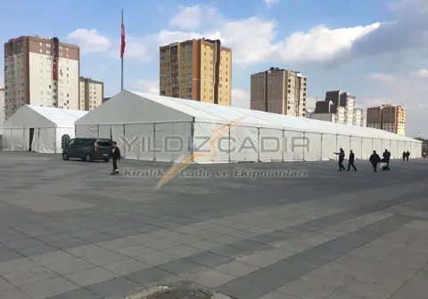 Geniş meydanda uzun hi-tech çadır