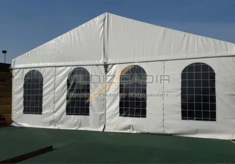 Kemer pencereli hi-tech çadır, yan görünüm
