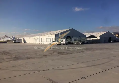Açık alanda büyük hi-tech çadır kompleksi