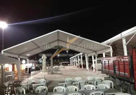 Gece açık hava oturma alanını örten hi-tech çadır