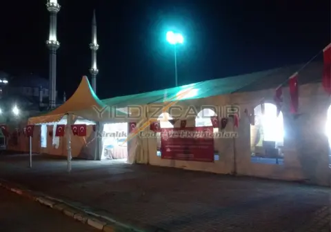 Cami yanında gece ışıklandırılmış etkinlik çadırı