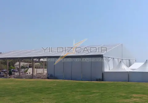 Çim alanda büyük hi-tech çadır ve kubbeli çadırlar