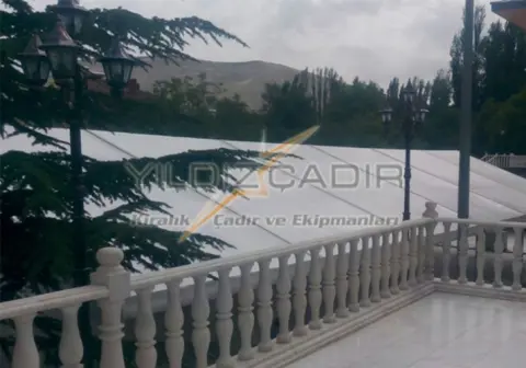 Bahçede hi-tech çadır çatı görünümü