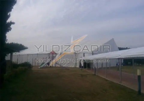 Park alanında uzun hi-tech çadır
