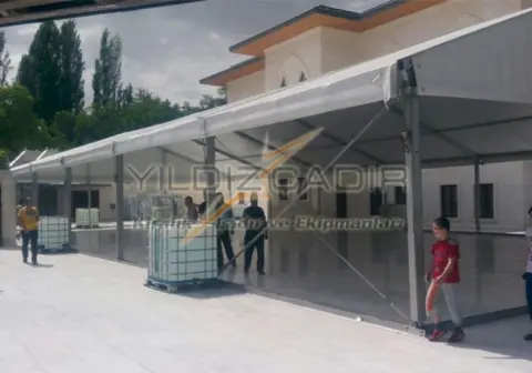 Bina önünde açık kenarlı hi-tech çadır kurulumu