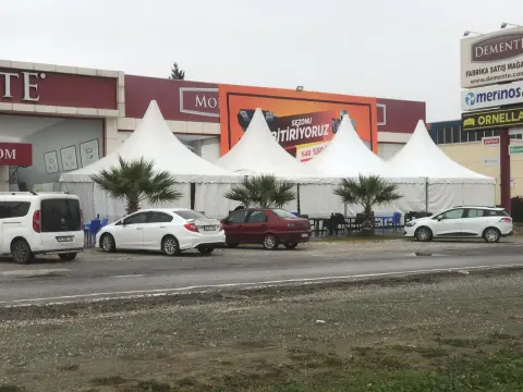 Alışveriş merkezi önünde kubbeli çadırlar