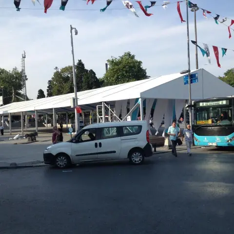 Meydanda bayraklarla süslenmiş etkinlik çadırı