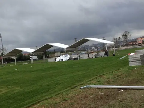 Çim alanda yan yana açık hi-tech çadırlar
