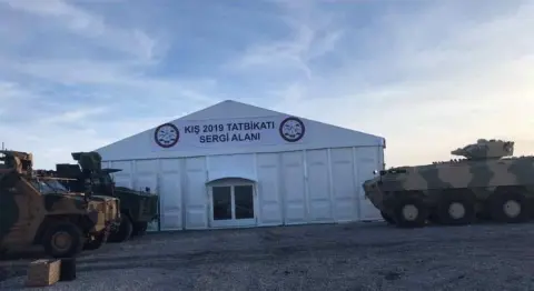 Sergi alanı olarak kullanılan kapalı hi-tech çadır
