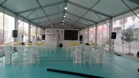 Hi-tech çadır içinde kokteyl masaları ve sahne