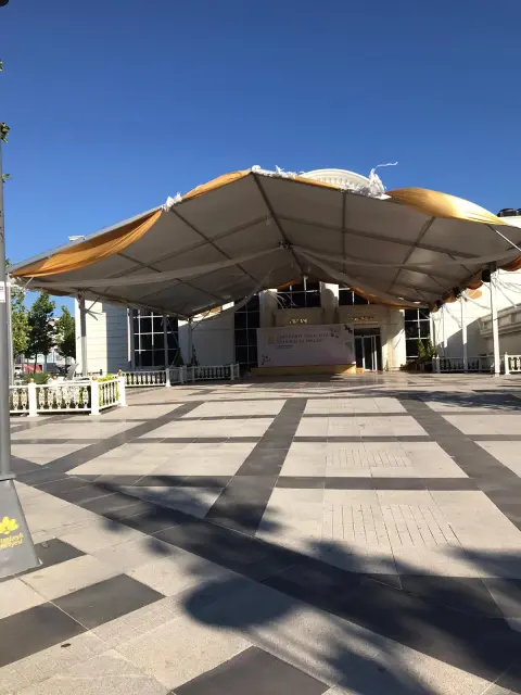 Bina girişinde gölgelik çadır