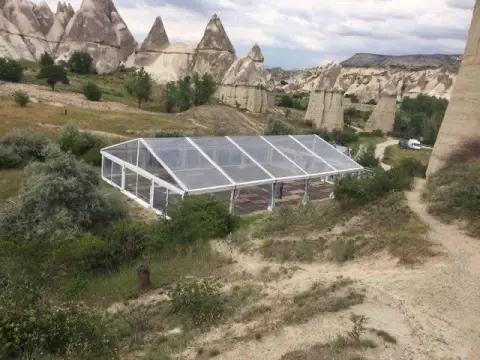 Kapadokya'da şeffaf çadır kurulumu