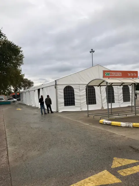 Otopark girişinde pencereli hi-tech çadır