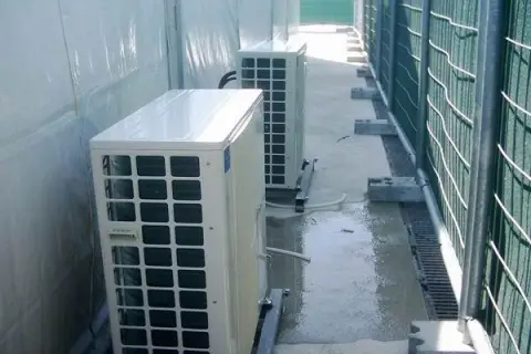Çadır kenarına kurulmuş klima dış üniteleri