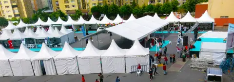 Fuar alanında sıra sıra kurulmuş kubbeli stant çadırları