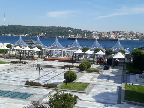 Boğaz kıyısında şeffaf kubbeli çadırlar