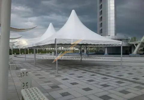 Meydanda açık kenarlı kubbeli çadır