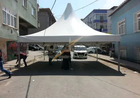 Sokakta kurulan açık kenarlı kubbeli çadır