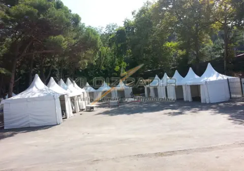 Fuar alanı için dizilmiş kapalı kubbeli çadırlar