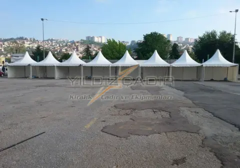 Otoparkta sıra hâlinde kubbeli çadırlar