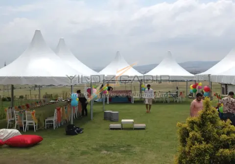 Bahçe etkinliğinde kubbeli çadırlar
