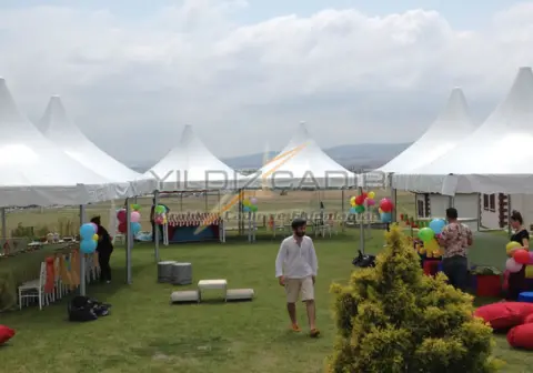 Çocuk etkinliği için kurulan kubbeli çadırlar
