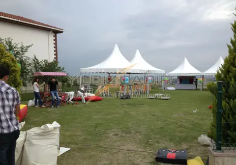 Piknik alanında kubbeli çadırlar