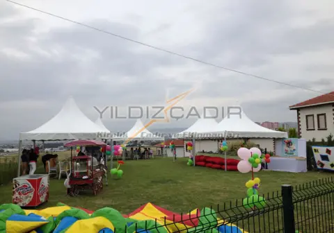 Şenlik alanında kubbeli çadırlar ve oyun alanı