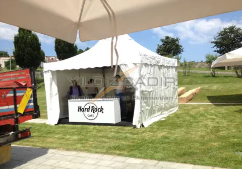 Çim alanda kafe standı olarak kubbeli çadır