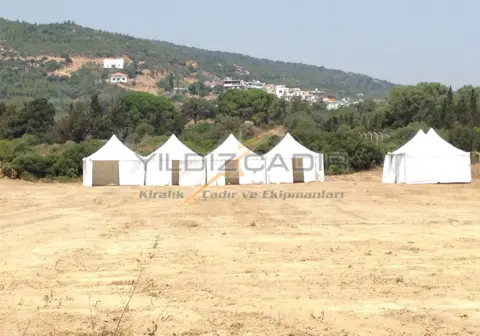 Kırsal alanda yan yana kubbeli çadırlar