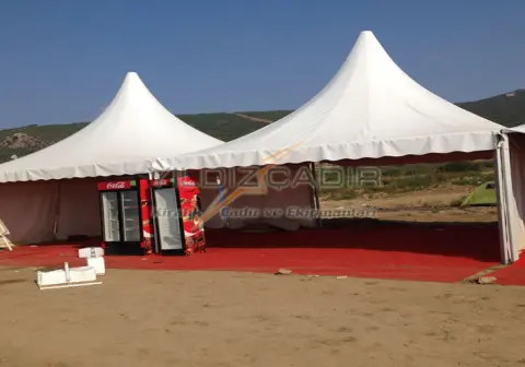 Kırmızı halı serili açık kubbeli çadır