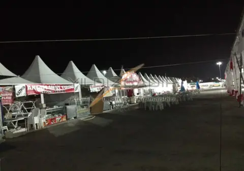 Gece fuar alanında kubbeli stant çadırları