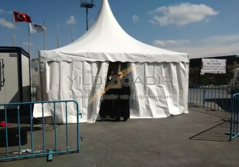 Giriş noktası için kurulan kapalı kubbeli çadır